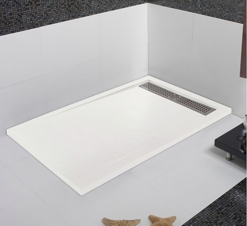 Aplicación de la superficie sólida en un plato de ducha con caída para recoger adecuadamente el agua.