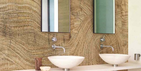 Pared de baño decorada con papel pintado imitando nudos de madera natural.