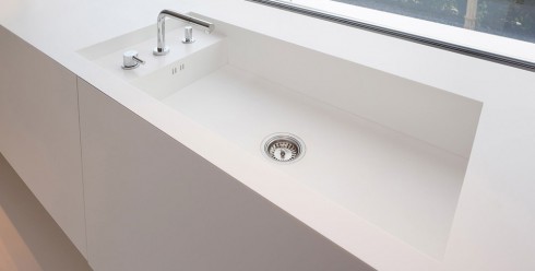 Encimera y lavabo integrado realizado con superficie sólida de color blanco